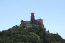 Pena National Palace set fra Castelo Mouros’ ringmur. Slottet ligger på den højeste bjergtinde og ser imponerende ud.  