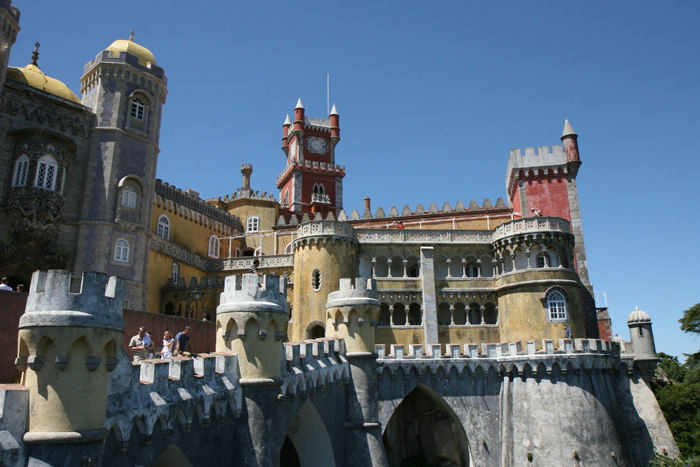 Pena National Palace er oprindeligt bygget som et kloster, men er siden bygget om til sommerslot for kongefamilien. Det er en noget blandet byggestil, lidt eventyragtigt.  