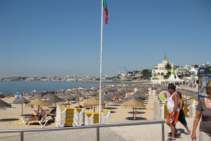 De flotte badestrande ved Estoril. Det var tidligt på formiddagen, så der var endnu ledige pladser under parasollerne. 