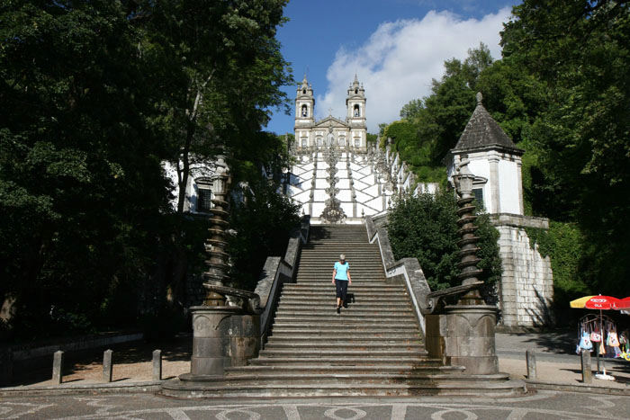 Bom Jesus da Monte i nærheden af Braga. I 1772 udtænkte ærkebiskoppen af Braga en gigantisk Escadaira (trappe), som adgangsvej til en lille eksisterende helligdom. Et kæmpe bygningsværk.