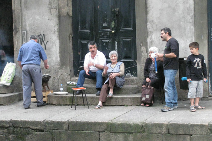 Der er tradition for, at man d. 23. juni i forbindelse med S. João festen i Porto, spiser grillede sardiner. Folk flytter ned på gaden med deres grill og sidder og hygger sig sammen med naboerne. 