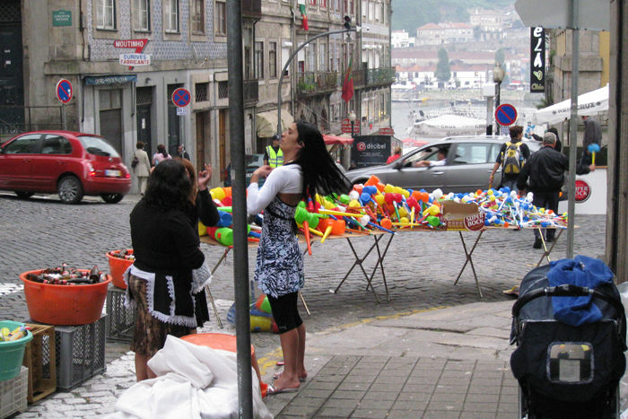 I forbindelse med S. João festen i Porto, går folk rundt og slår hinanden i hovedet (og andre steder) med en plastikhammer, der ”pipper”, når man slår. Oprindeligt var det frøstanden fra porreplanten, man gik rundt med.