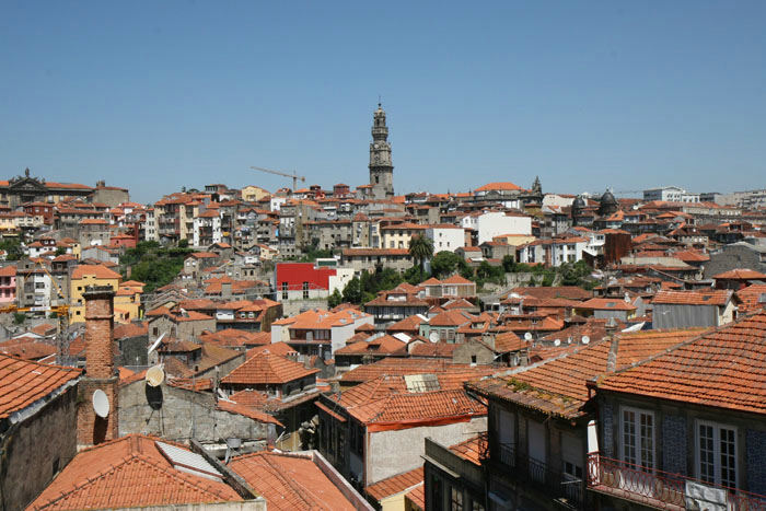 Vi var en tur i Porto, inden vi fik Anne Lis og Launy på besøg; vi skulle have planlagt en tur op ad Douro floden. Her et kik ud over de røde tage i Porto. I midten ses det høje Torre dos Clérigos.