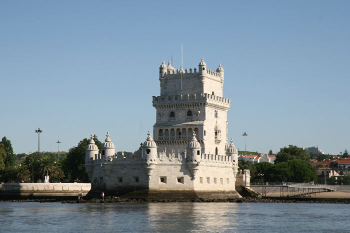 Torre de Belém, der oprindeligt er bygget midt i Tejofloden som vagt- og fyrtårn. Nu ligger det på flodens nordlige bred, er bygget i 1515-21 og nu Lissabons vartegn. 