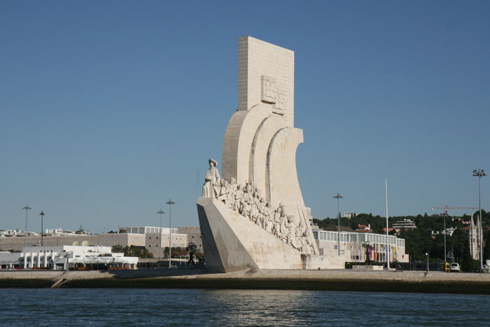 Padrão dos Descobrimentos, monumentet for opdagelserne, er fra 1960 og står ikke langt fra Torre de Belém. Det er 50 m højt og fra siden ligner det et skib. Henrik Søfareren står ude i spidsen.
