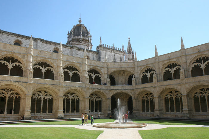 Klostergården i Mosteiro dos Jerónimos. Klosteret er af UNESCO klassificeret som verdens kulturarv. Opførelsen af det pragtfulde kloster stod på fra 1502 og i mere end 70 år. 