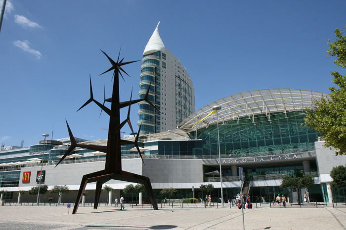 Indgangshallen til EXPO 1998 er nu omdannet til et indkøbscenter, Centro Comercial Vasco da Gama med 164 butikker, 35 spisesteder og 10 biografer. 