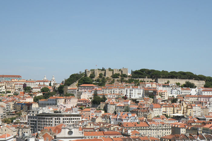 Lissabon set oppe fra udsigtspunktet Miradoura de São Pedro de Alcãntara, der har panoramaudsigt over det østlige Lissabon, tværs over Baixa. 