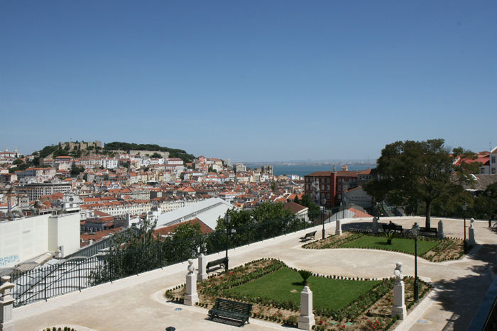 Endnu et vue ud over Lissabon oppe fra Miradoura de São Pedro de Alcãntara. I baggrunden skimtes Tejofloden.