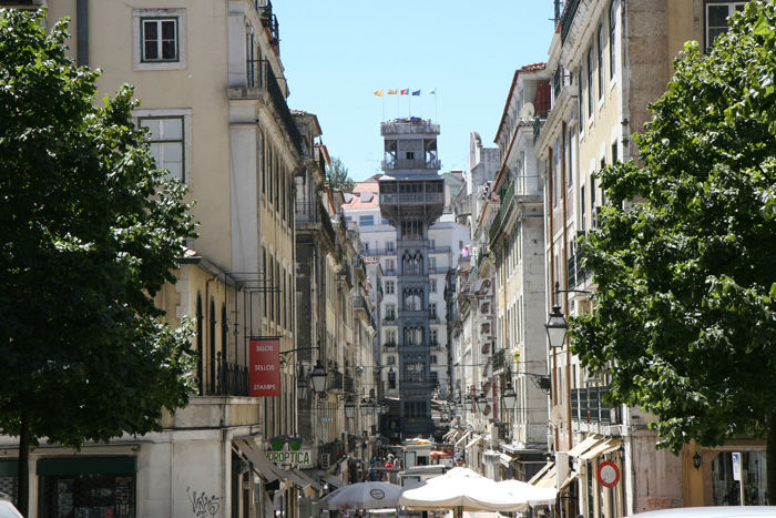 Elevatortårnet Elevador de Santa Justa med en cafe øverst oppe, hvorfra der er en flot udsigt ud over Lissabon. Elevatoren løfter en op fra Baixa bydelen til Chiado området.