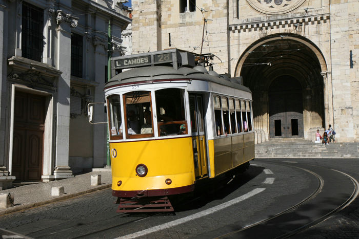 Electrico – Lissabons sporvogne, er blevet meget populære blandt turisterne. En tur i sporvogn 28 mellem Prazeres og Martim Moniz fører en gennem Lissabons gamle og mest maleriske kvarterer.