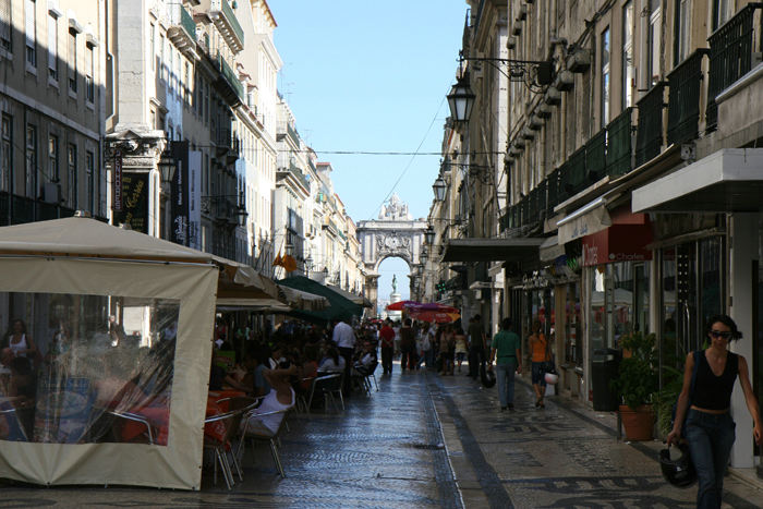 Rua Augusta i Lissabon med triumfbuen i baggrunden. Den ligger i Baixa området, som blev helt jævnet med jorden af jordskælvet i 1755 og er genopbygget med lige gader på kryds og tværs.