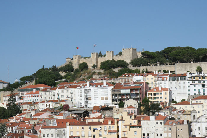 Castelo da São Jorge, Lissabons gamle borg, ligger højt hævet over byen. Der var en storslået udsigt oppe fra muren rundt om borgen. 