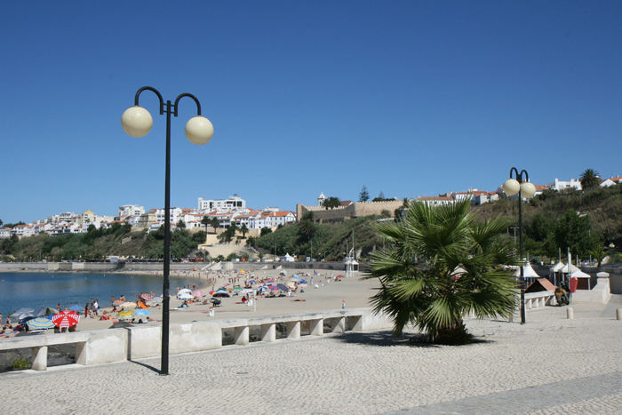 Sines set ude fra marinaen. I forgrunden den flotte badestrand. Sines er en stor industriby, men det mærker man ikke noget til, når man ligger i marinaen. 
