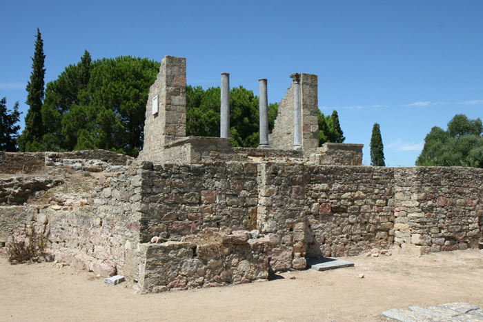 Ruinerne af et af templerne i Miróbriga, en romersk ruinby, der omfatter et forum, to templer og et cirkus med plads til 25.000 tilskuere.