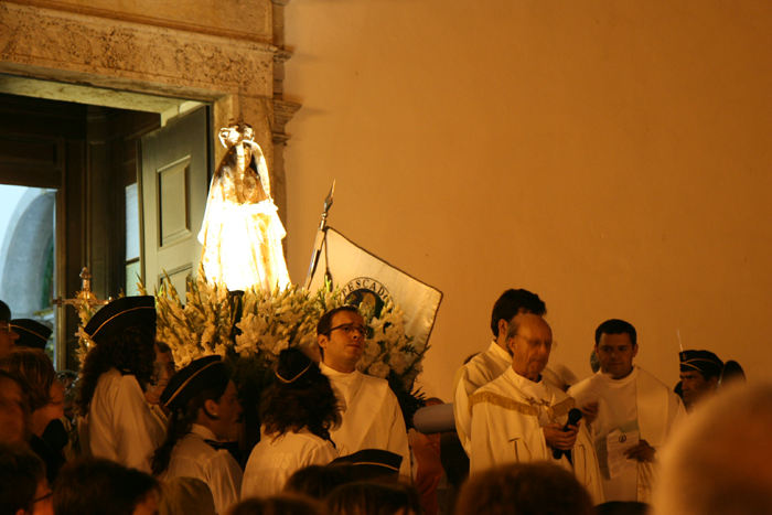Når Nossa Senhora das Salas ankommer til kirken holdes der en messe, inden hun bæres det sidste stykke ind i kirken, hvor hun skal stå natten over.