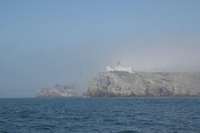 Cabo São de Vicente havde været skjult i tågen, men netop da vi passerede lettede tågen, og den imponerende klippe dukkede frem.