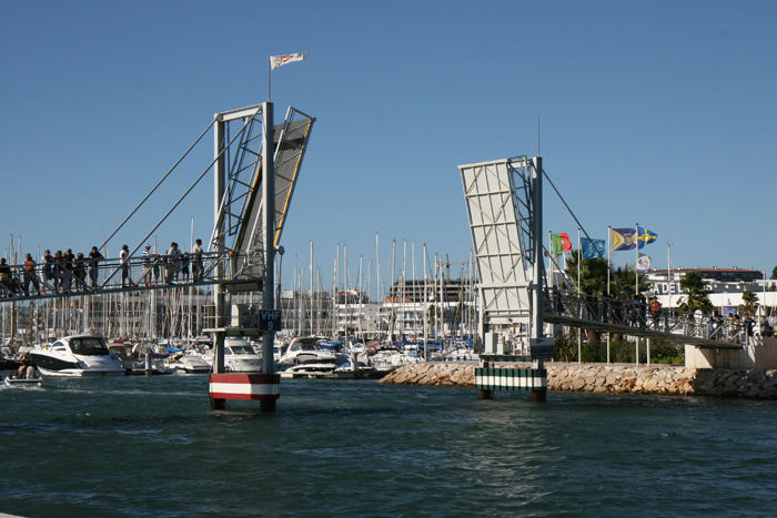 Indsejlingen til Lagos Marina. Der er en gangbro tværs over indsejlingen, som åbnes ved et opkald på VHF’en. De var meget hurtige til at åbne broen for os. 