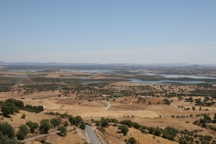 Udsigten ud over ’søhøjlandet’ set oppe fra Monsaraz, en lille by inde på Alentejo sletten, bygget oppe på en bjergtop. Bjergene i baggrunden er Spanien.