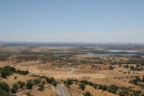 Udsigten ud over ’søhøjlandet’ set oppe fra Monsaraz, en lille by inde på Alentejo sletten, bygget oppe på en bjergtop. Bjergene i baggrunden er Spanien.
