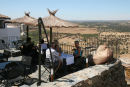 Monsaraz, hvor vi fandt en lille restaurant med en fantastisk udsigt ud over Alentejo sletten. Her sammen med Hans og Magrethe, som vi havde fået et lift med. 