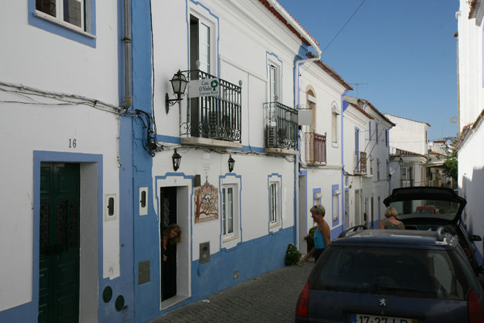 Turismo Rural i Arraiolos, hvor vi overnattede. Vi nåede lige at få et billede af værtinden. Det var et normalt hus, der var bygget om til Turismo Rural (Bed & breakfast). 