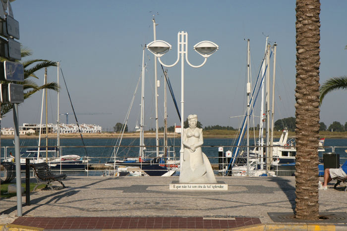 Lystbådehavnen i Vila Real de Santo Antonio. Floden Guadiana danner grænsen mellem Portugal og Spanien. Husene på den anden side af floden ligger i Spanien.