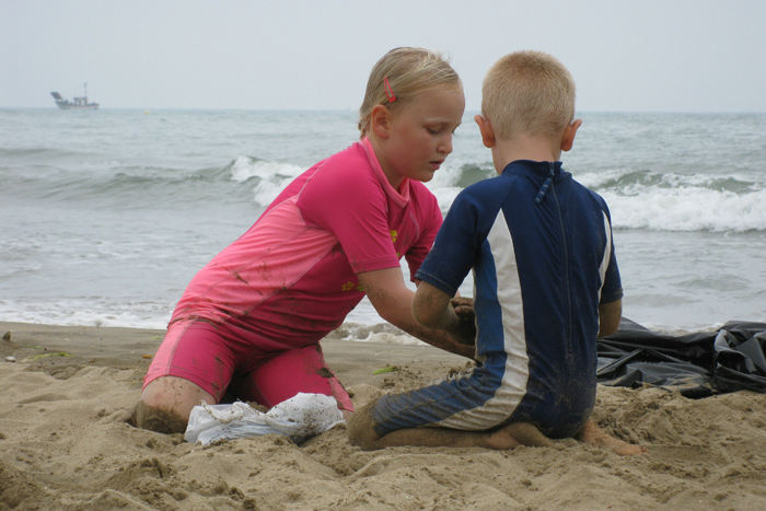 I Chipiona tilbragte ungerne det meste af tiden på stranden. Vandet var 26-27 grader og den ene dag (her på billedet) var der pænt store bølger. Der blev bygget sandslotte. (Foto Morten)