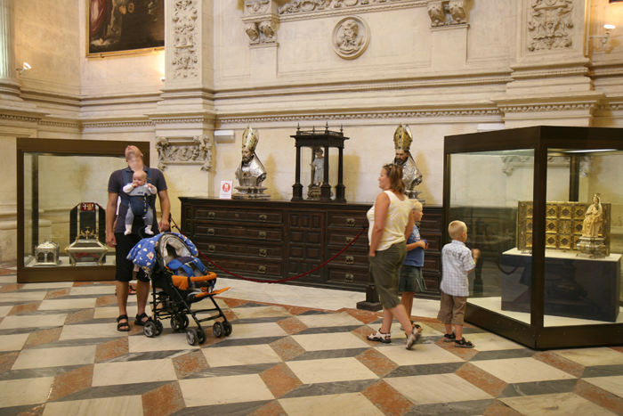 Det indvendige af Catedral de Sevilla bliver ivrigt studeret af både store og små. Der var højt til loftet. 