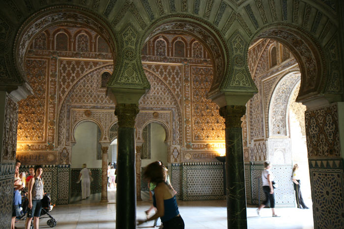 Real Alcázar de Sevilla er et kæmpe stort bygningskompleks inde midt i Sevilla. Her et kik ind i nogle af rummene, der bærer tydeligt præg af den mauriske byggestil. 