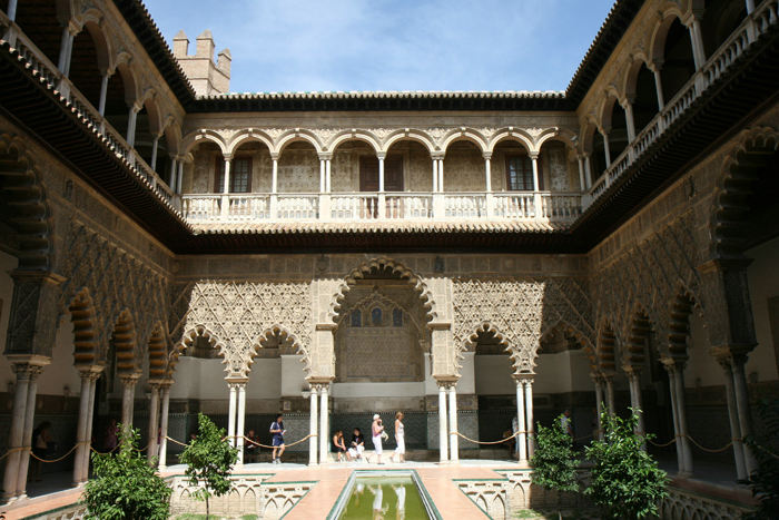 En af de mange gårdhaver i Real Alcázar de Sevilla. Det var nogle imponerende bygninger.