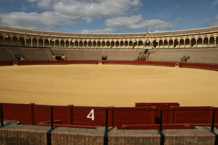 Plaza de Toros, Sevilla’s tyrefægterarena, der er en af de største og flotteste i verden. Den kæmper med arenaen i Madrid om at være den mest betydningsfulde.