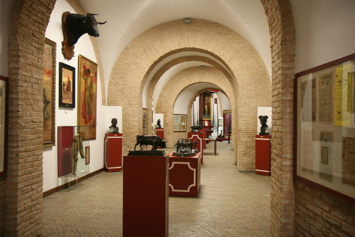 Museo Taurino, der er lavet i forbindelse med Plaza de Toros. Her fortælles historierne om de forskellige ritualer, der er tilknyttet tyrefægtningen i Spanien. 
