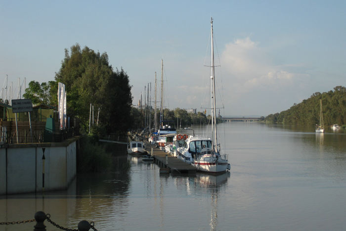 Flydebroen uden for havnen i Gelves, hvor vi havde fået plads, mens vi så lidt på Sevilla og var hjemme en tur. Det var rigtig dejligt at ligge ude, hvor der var lidt luft, for det var temmelig varmt.