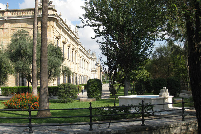 Den Kongelige Tobaksfabrik, der nu er en del af universitetet i Sevilla, er det næststørste fabrikskompleks i Spanien og bygget i 1728-71. 