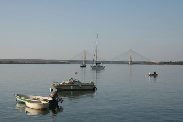 Før vejbroen over Guadiana floden blev bygget i 1992 måtte alle, der ville fra Andalusien og over til Algarvekysten i Portugal, sejle fra Aymonte til Vila Real de Santo António.  