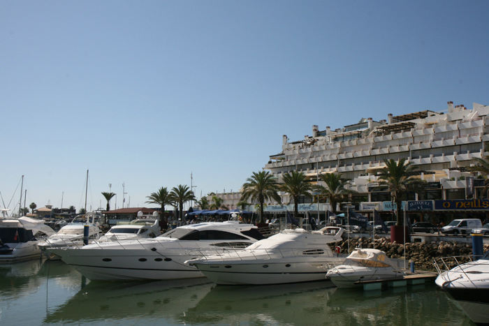Marinaen i Vilamoura er enorm og de fleste både, der ligger her, er meget store motorbåde. Der er ikke så mange sejlbåde - en stor parkeringsplads for både.