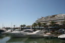 Marinaen i Vilamoura er enorm og de fleste både, der ligger her, er meget store motorbåde. Der er ikke så mange sejlbåde - en stor parkeringsplads for både.