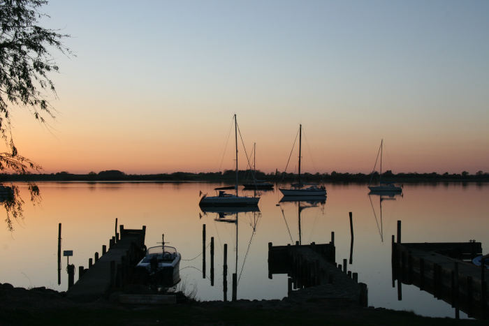 Efter middagen blev der tid til en aftentur i Maasholm. Udsigten ud over Wormshöfer Noor, hvor bådene ligger for anker. Det blev en flot solnedgang, den sidste i lang tid.  