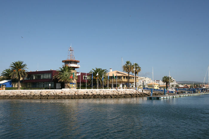 Vi forlader her Vilamoura. Der er flotte forhold i marinaen; her ses ankomst-/afgangspontonen, hvor man melder sig. 