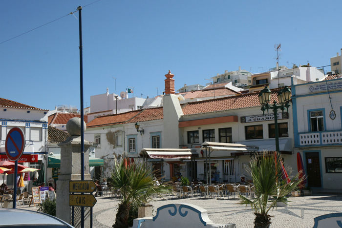 Fra Portimao cyklede vi over på den anden side af floden Arade til byen Ferragudo. Her ses det gamle torv, der nærmest er omdannet til én stor restaurant. 