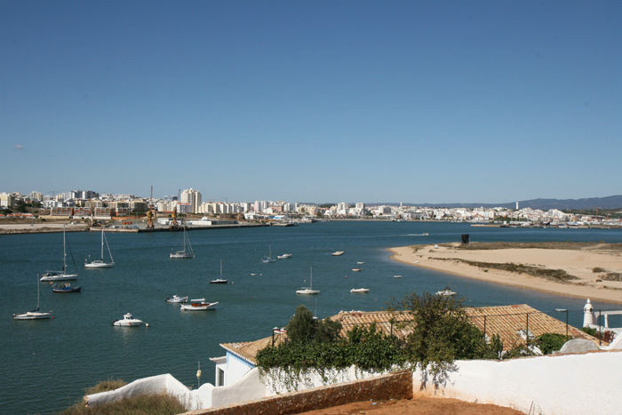 Udsigten oppe fra kirken i Ferragudo ud over floden Arade og med Portimao i baggrunden. 