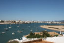 Udsigten oppe fra kirken i Ferragudo ud over floden Arade og med Portimao i baggrunden. 