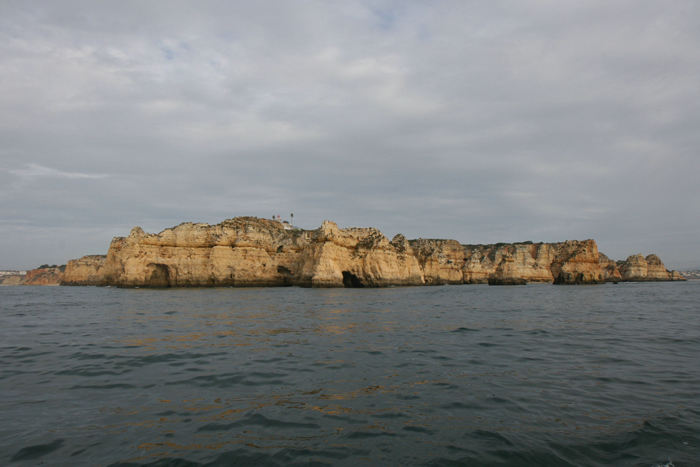 Vi forlader nu Portugals fastland med kurs mod Porto Santo. Her forsvinder Ponta da Piedade bag os. En flot afsked med Portugal.