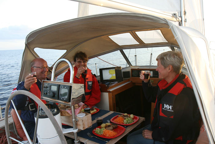 Vi havde en meget rolig sejlads det første døgn. Her nydes aftensmaden ude på Atlanterhavet. Der var ingen problem med at holde maden på tallerkenerne.