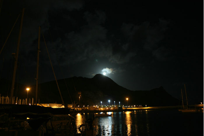 Den første aften i Porto Santo var ganske særlig: For det første lå vi stille og var glade for den gode tur, og for det andet dukkede fuldmånen op over klipperne - den havde fulgt os hele vejen. 