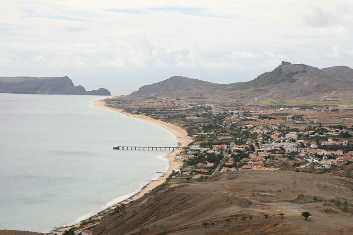 Udsigten mod sydvest, ind over Vila Baleira, oppe fra udsigtspunktet Portela. I baggrunden skimtes Ilhéu de Baixo ou da Cal, der ligger syd for Porto Santo. 