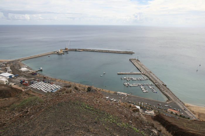 Havnen på Porto Santo set oppe fra udsigtspunktet Portela. Vi ligger på ydersiden af den yderste flydebro.