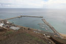 Havnen på Porto Santo set oppe fra udsigtspunktet Portela. Vi ligger på ydersiden af den yderste flydebro.