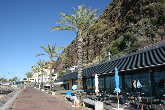 Marinaen i Calheta, der ligger på sydvest siden af Madeira. En forholdsvis ny havn, anlagt lige neden for en meget høj klippe.